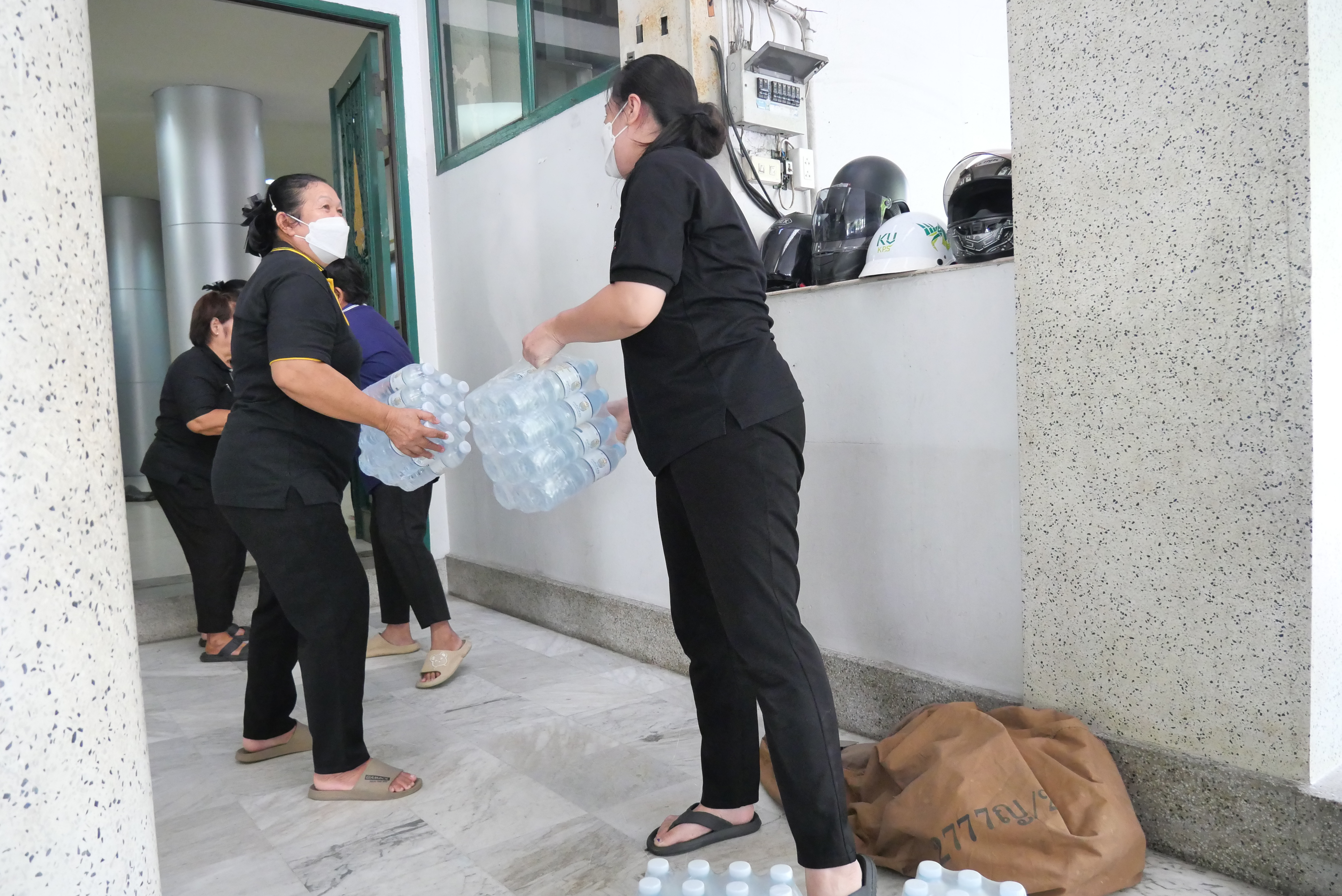 title - ส.ป.ก. ขอขอบคุณ กรมชลประทาน ที่มอบน้ำดื่มจำนวน 3,600 ขวด เพื่อสนับสนุนการนำไปช่วยเหลือผู้ประสบอุทกภัย